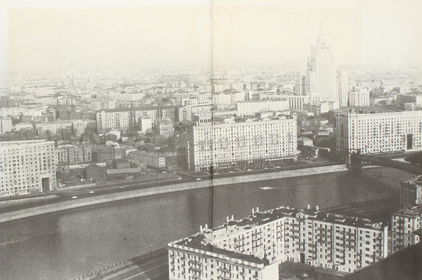 Кассиль Л., Томин Г. У нас в Москве. М.: Детлит, 1970.